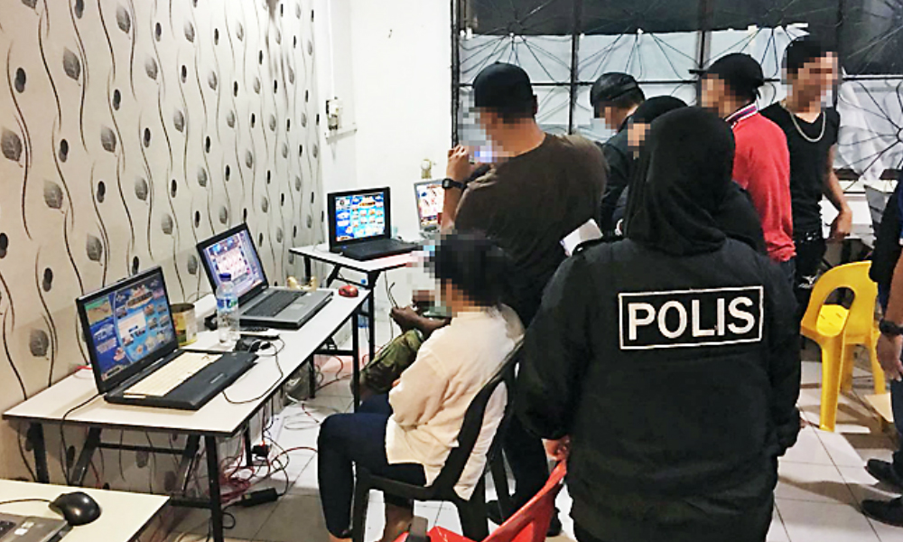 Police arrest online gambling gang in Borneo