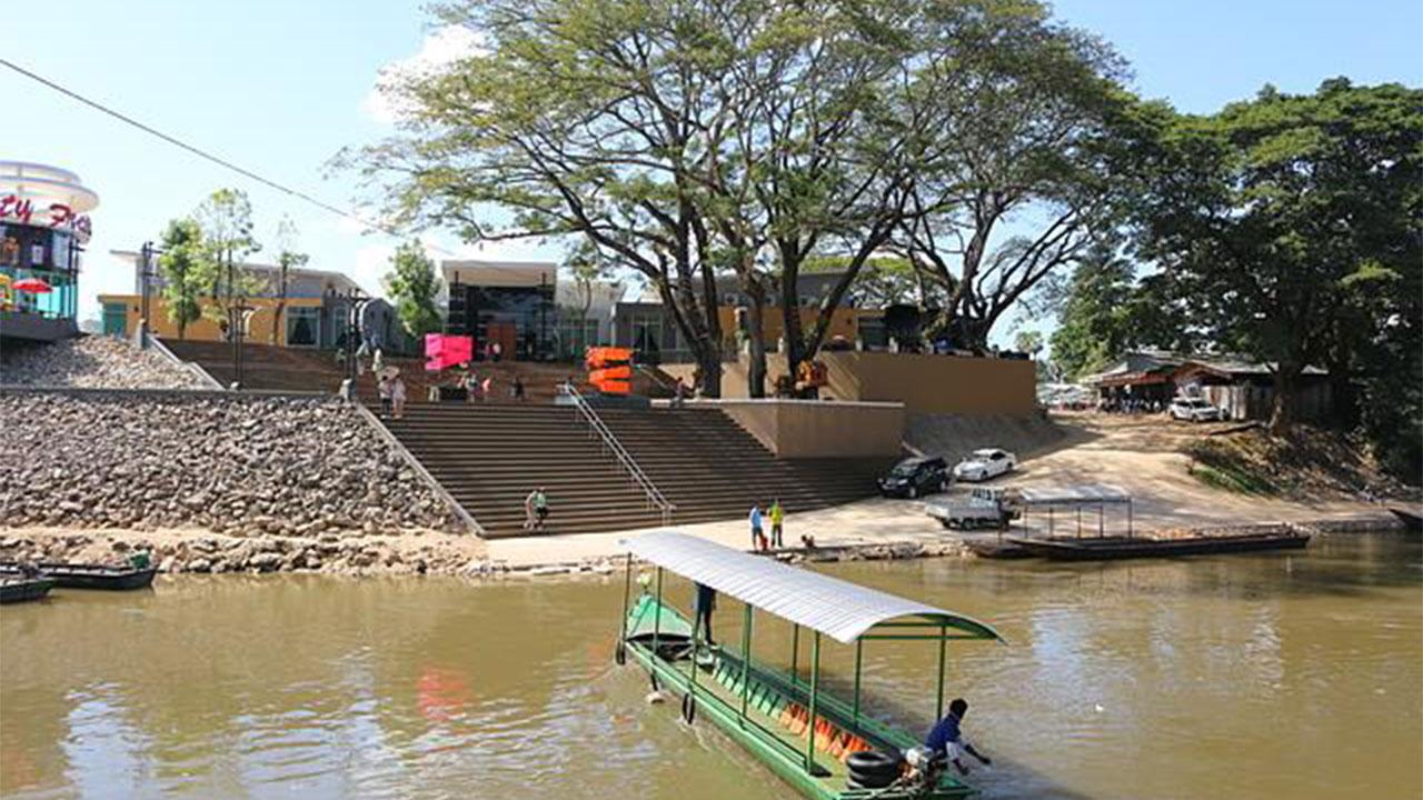 A free gambling zone on the Thaungyin River