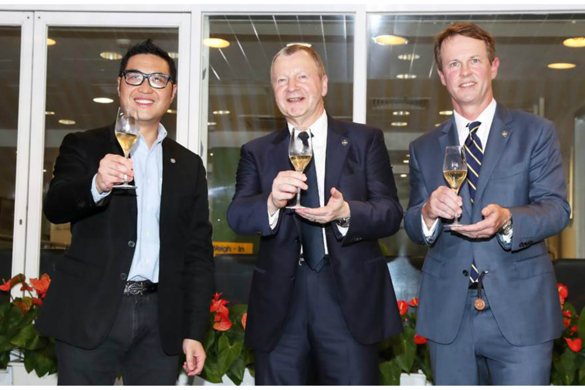 Club CEO Mr. Winfried Engelbrecht-Bresges (centre), Executive Director of Racing Mr. Andrew Harding (right) and Executive Director of Customer and International Business Development Mr. Richard Cheung (left) toast to the successful conclusion of the 2017/18 Hong Kong racing season.