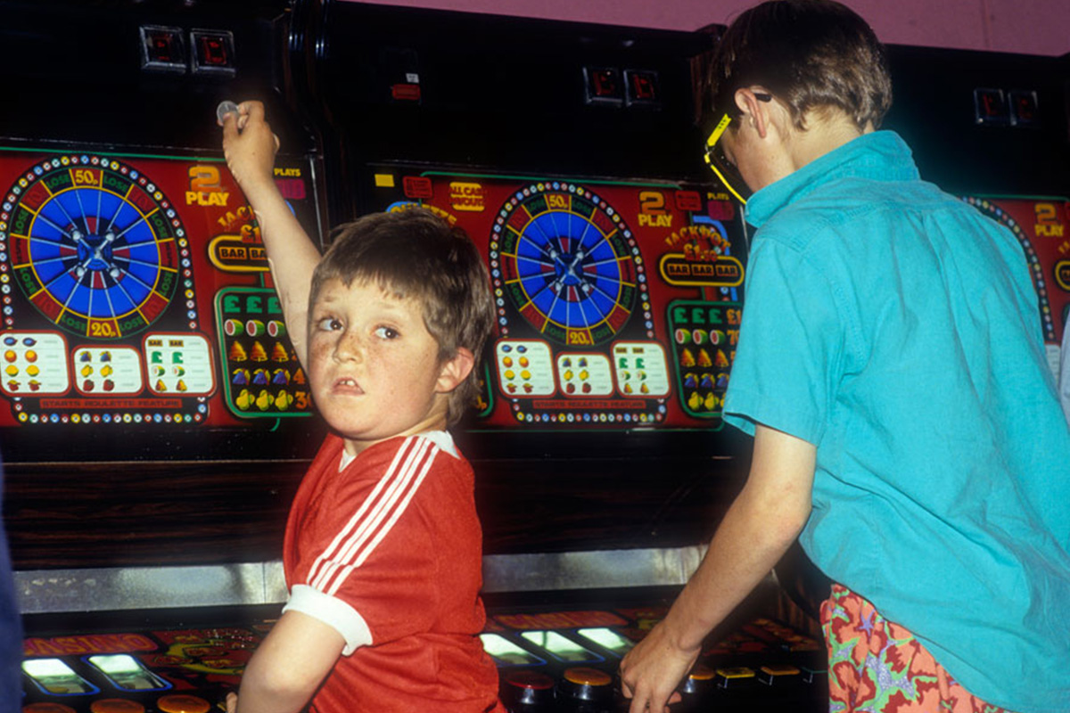 UK Gambling Commission highlights failures to stop children playing on 18+ pub gaming machines