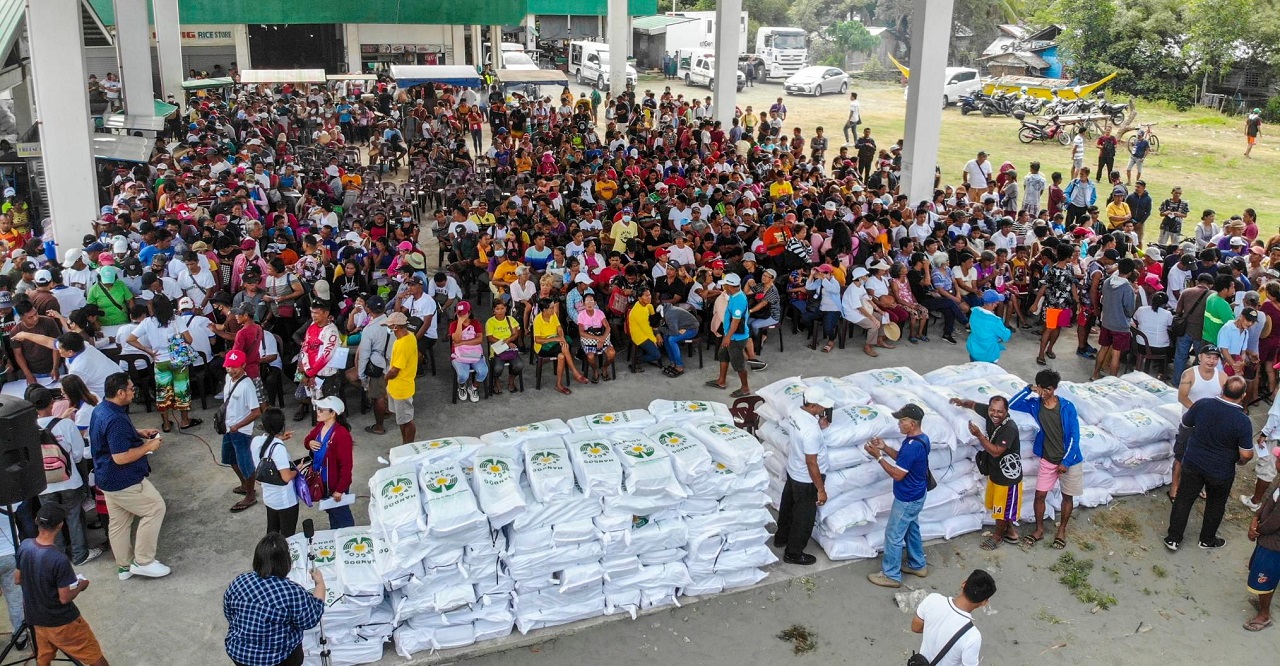 PAGCOR heeds call to help families affected by oil spill in Mindoro town